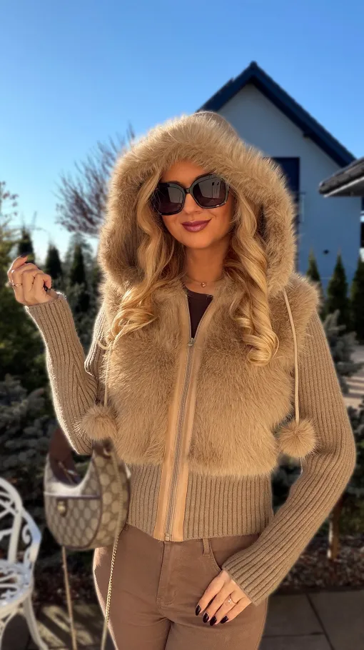 Sweter z kapturem zdobiony futerkiem zapinany na zamek BEŻOWY - R299B