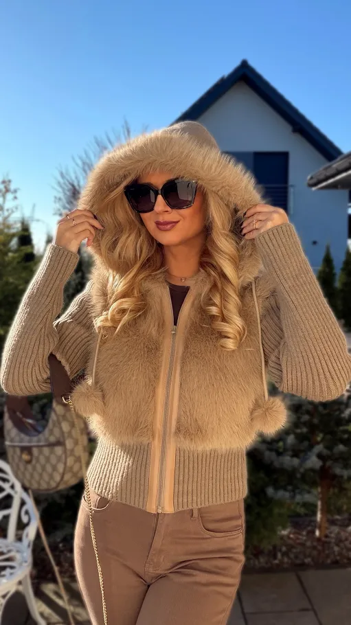 Sweter z kapturem zdobiony futerkiem zapinany na zamek BEŻOWY - R299B