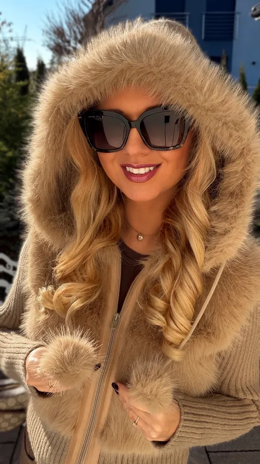 Sweter z kapturem zdobiony futerkiem zapinany na zamek BEŻOWY - R299B