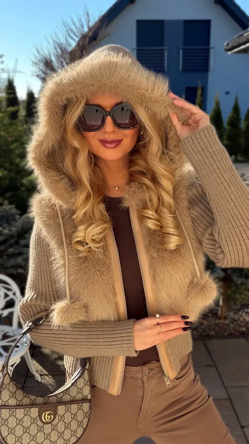 Sweter z kapturem zdobiony futerkiem zapinany na zamek BEŻOWY - R299B