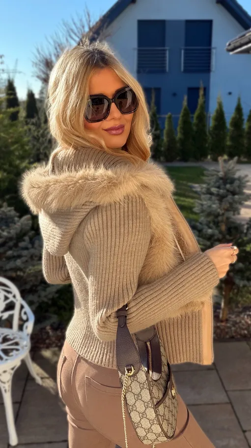 Sweter z kapturem zdobiony futerkiem zapinany na zamek BEŻOWY - R299B