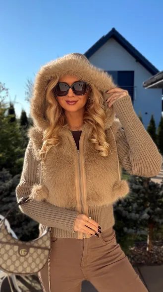 Sweter z kapturem zdobiony futerkiem zapinany na zamek BEŻOWY - R299B