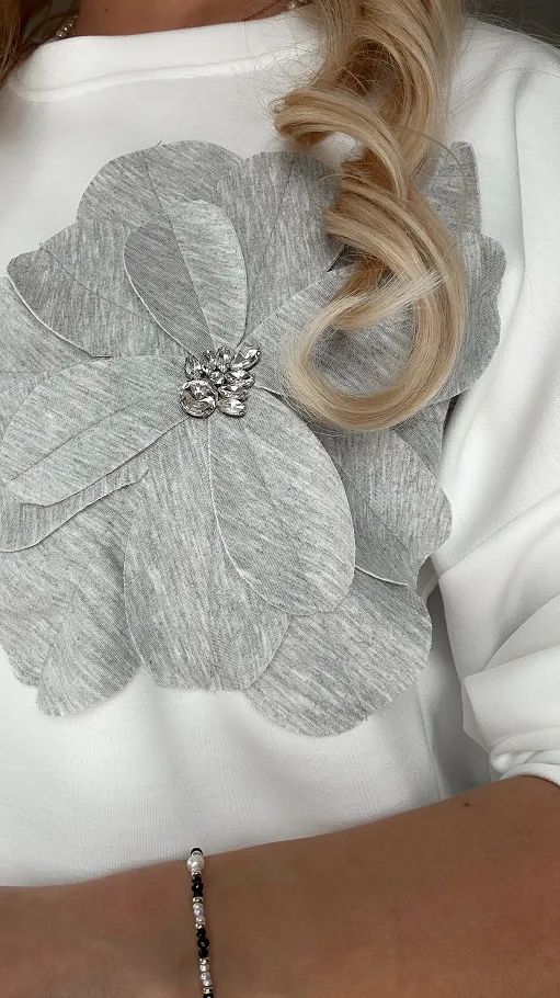 Masełkowa biała bluza z kwiatem ONE SIZE - P237D