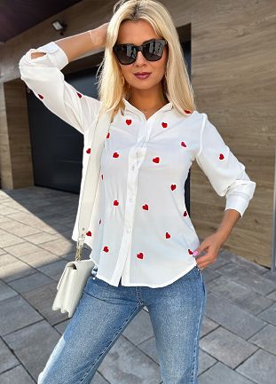 Elegancka biała koszula haftowana w mini czerwone serduszka - M170