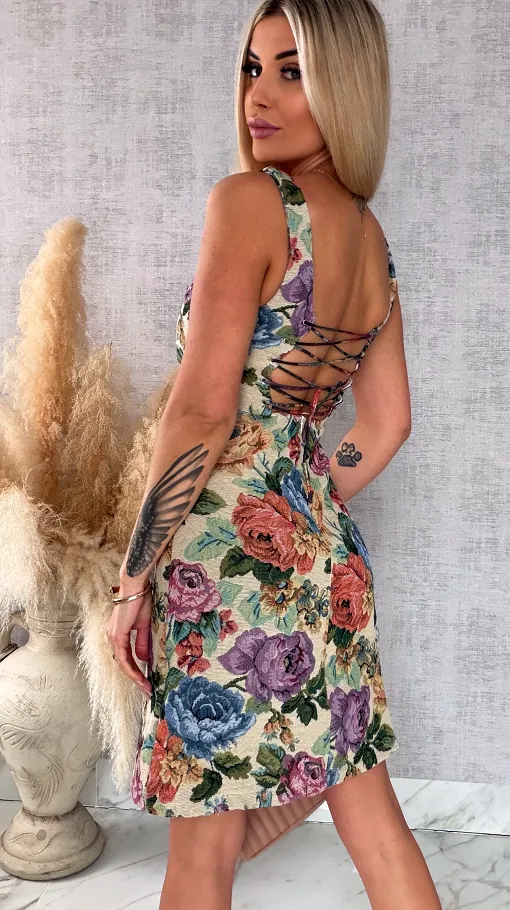 Stylowa sukienka w kolorowe kwiaty z tylnym wiązaniem - R493