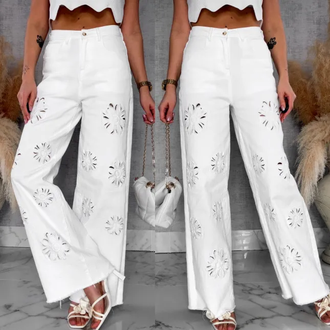 Elastyczne BIAŁE spodnie jeansowe z haftowanymi kwiatami - R707