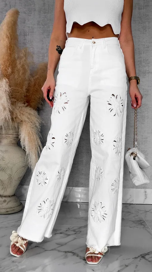 Elastyczne BIAŁE spodnie jeansowe z haftowanymi kwiatami - R707