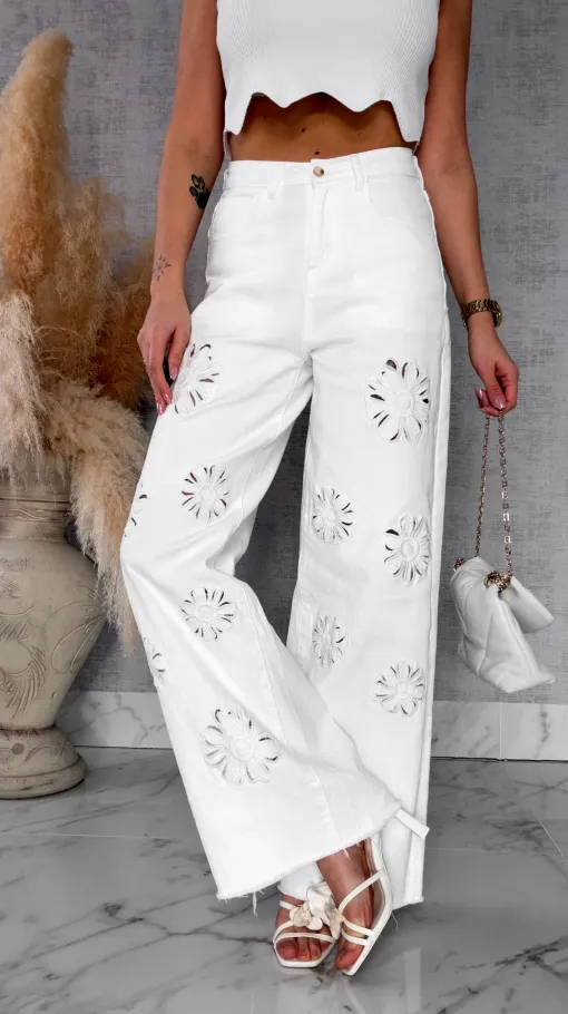 Elastyczne BIAŁE spodnie jeansowe z haftowanymi kwiatami - R707