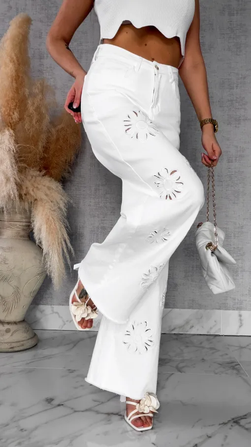 Elastyczne BIAŁE spodnie jeansowe z haftowanymi kwiatami - R707