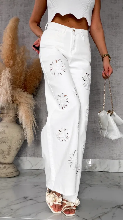 Elastyczne BIAŁE spodnie jeansowe z haftowanymi kwiatami - R707