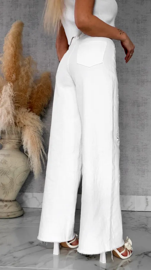 Elastyczne BIAŁE spodnie jeansowe z haftowanymi kwiatami - R707