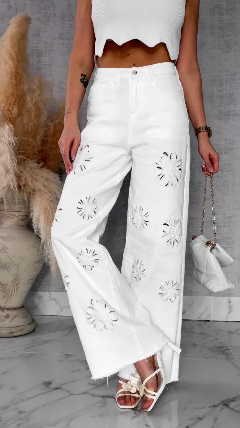 Elastyczne BIAŁE spodnie jeansowe z haftowanymi kwiatami - R707