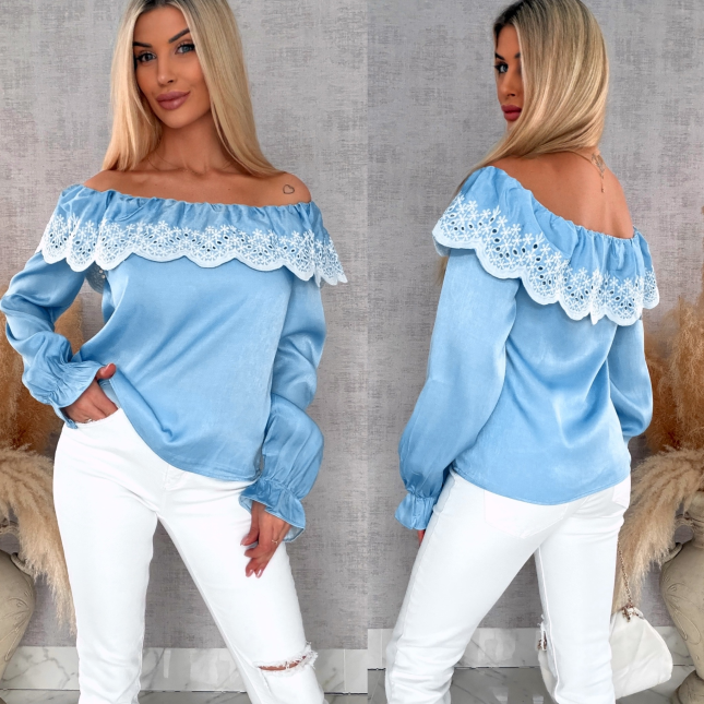 Bluzka hiszpanka z haftowanym dekoltem w błękitnym kolorze - R727A