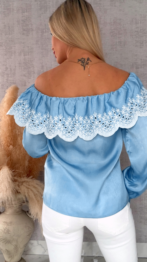 Bluzka hiszpanka z haftowanym dekoltem w błękitnym kolorze - R727A