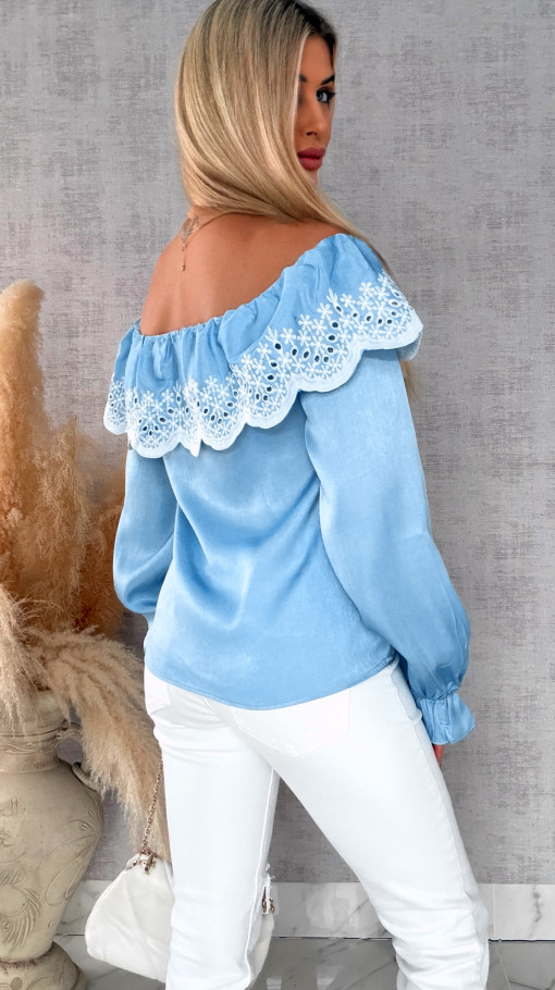 Bluzka hiszpanka z haftowanym dekoltem w błękitnym kolorze - R727A