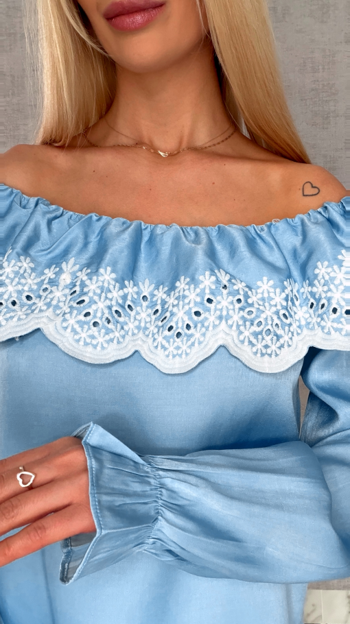 Bluzka hiszpanka z haftowanym dekoltem w błękitnym kolorze - R727A