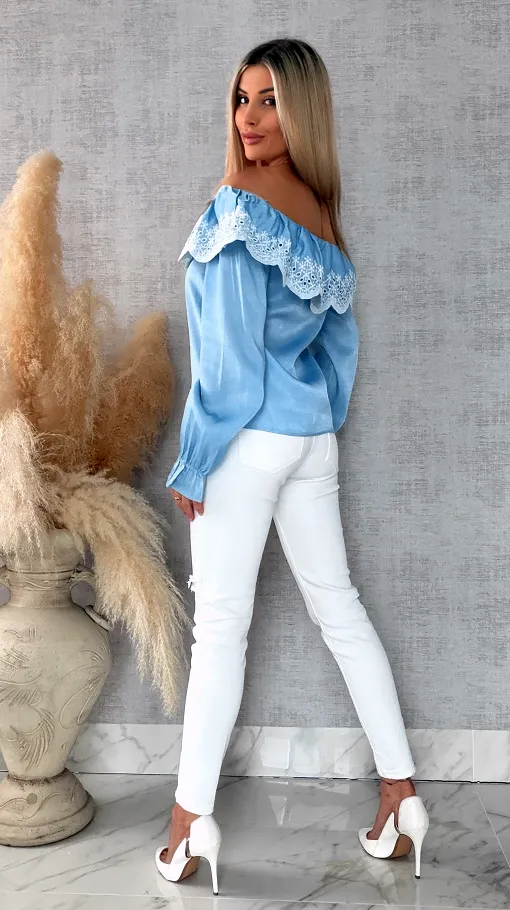 Bluzka hiszpanka z haftowanym dekoltem w błękitnym kolorze - R727A