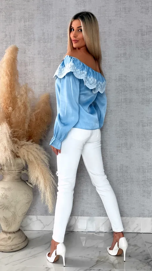 Bluzka hiszpanka z haftowanym dekoltem w błękitnym kolorze - R727A