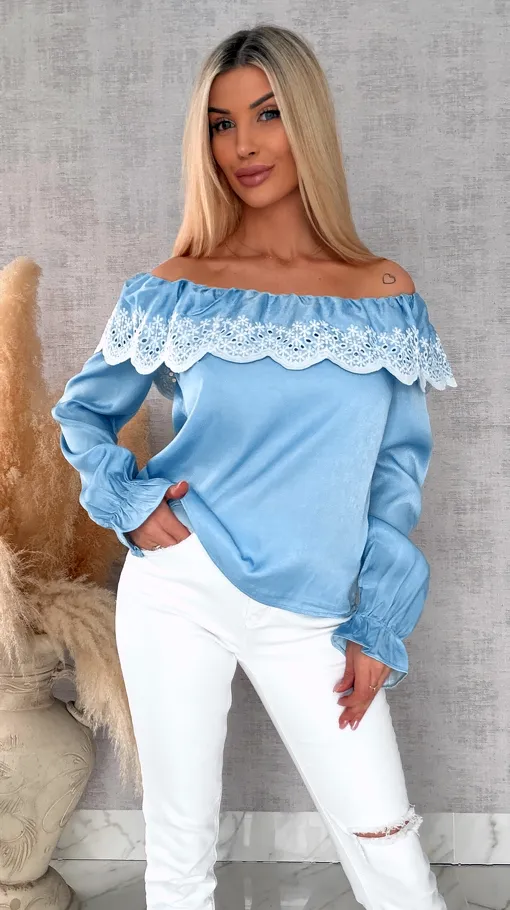 Bluzka hiszpanka z haftowanym dekoltem w błękitnym kolorze - R727A