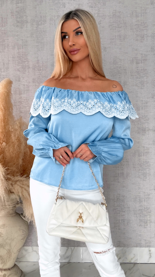 Bluzka hiszpanka z haftowanym dekoltem w błękitnym kolorze - R727A