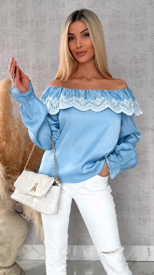 Bluzka hiszpanka z haftowanym dekoltem w błękitnym kolorze - R727A