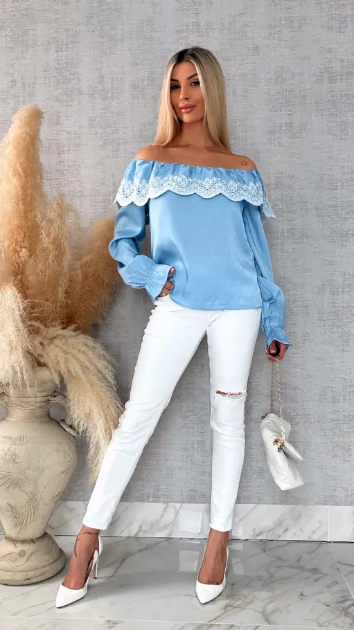 Bluzka hiszpanka z haftowanym dekoltem w błękitnym kolorze - R727A