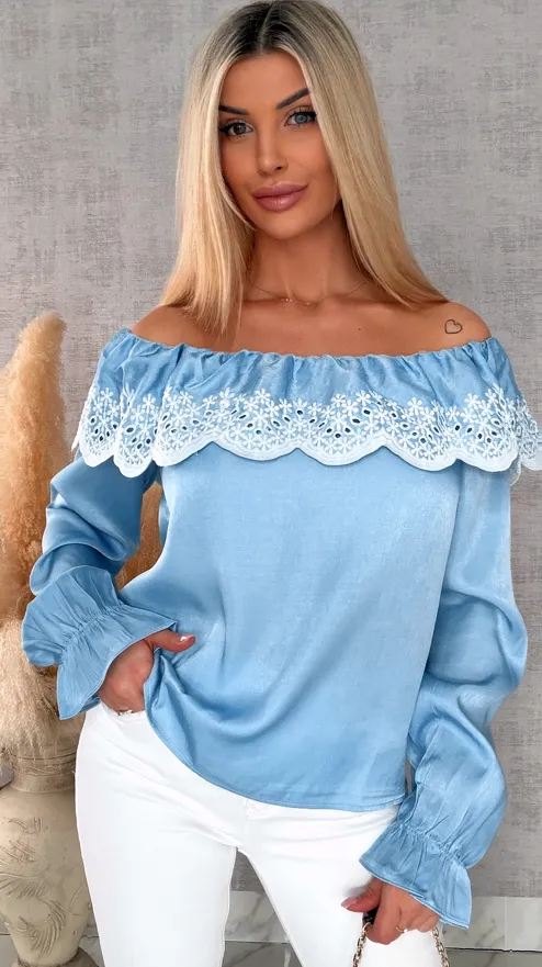Bluzka hiszpanka z haftowanym dekoltem w błękitnym kolorze - R727A