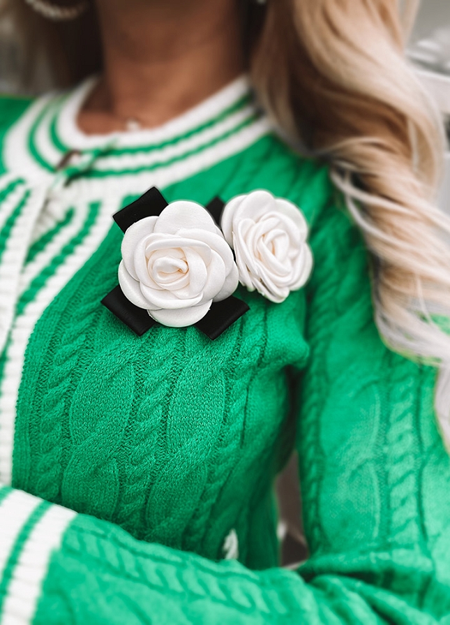 Miękki sweterek w warkocz na guziki ZIELONY + 2 kwiatowe broszki - K963B