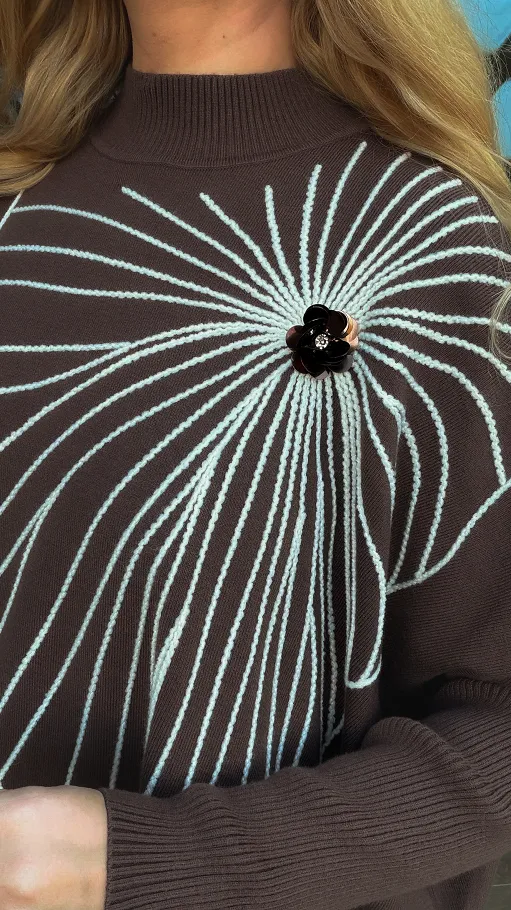 Sweter tunika z kontrastowym kwiatem ONE SIZE brązowy - R331B