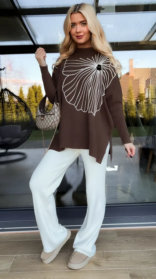 Sweter tunika z kontrastowym kwiatem ONE SIZE brązowy - R331B