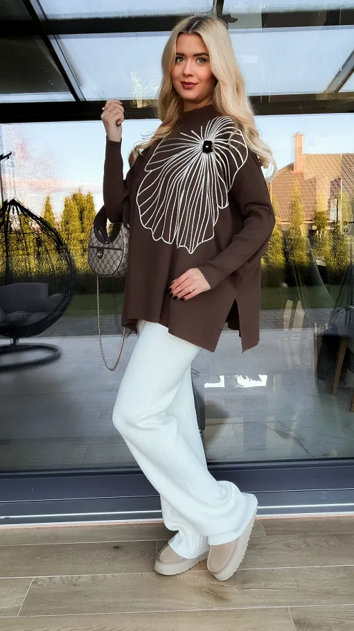 Sweter tunika z kontrastowym kwiatem ONE SIZE brązowy - R331B