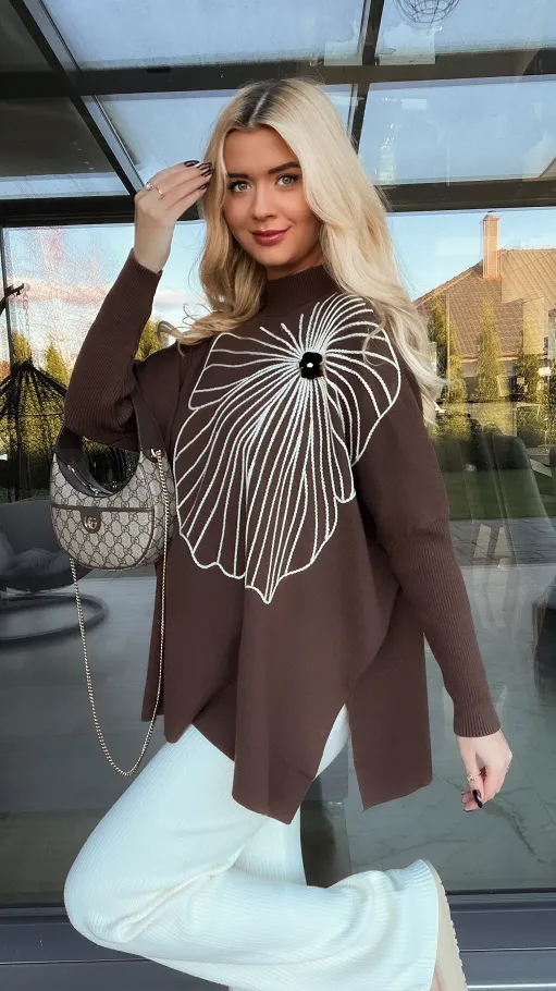 Sweter tunika z kontrastowym kwiatem ONE SIZE brązowy - R331B