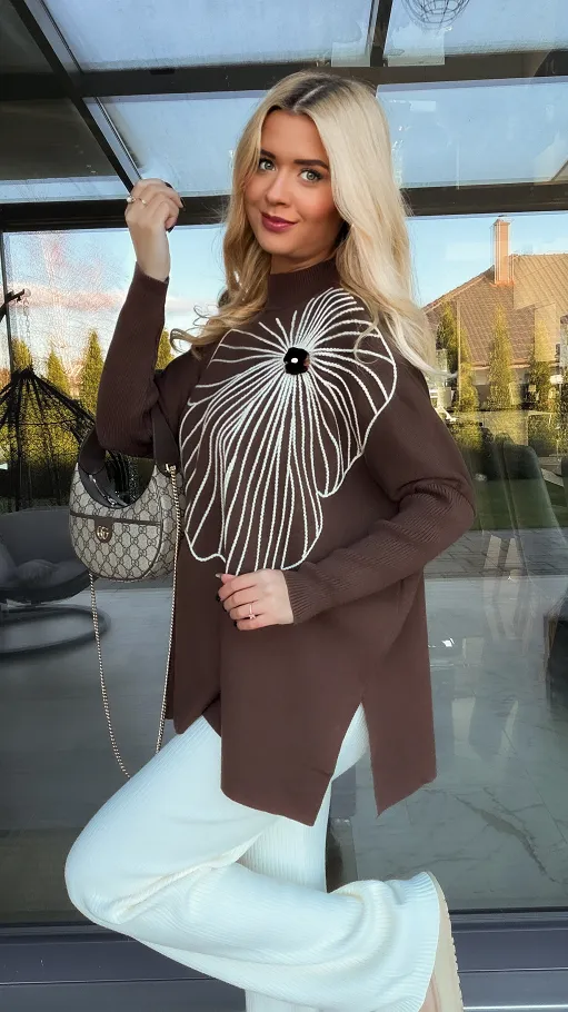 Sweter tunika z kontrastowym kwiatem ONE SIZE brązowy - R331B