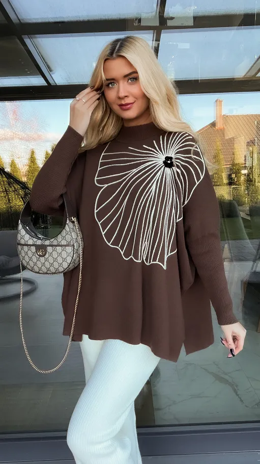 Sweter tunika z kontrastowym kwiatem ONE SIZE brązowy - R331B