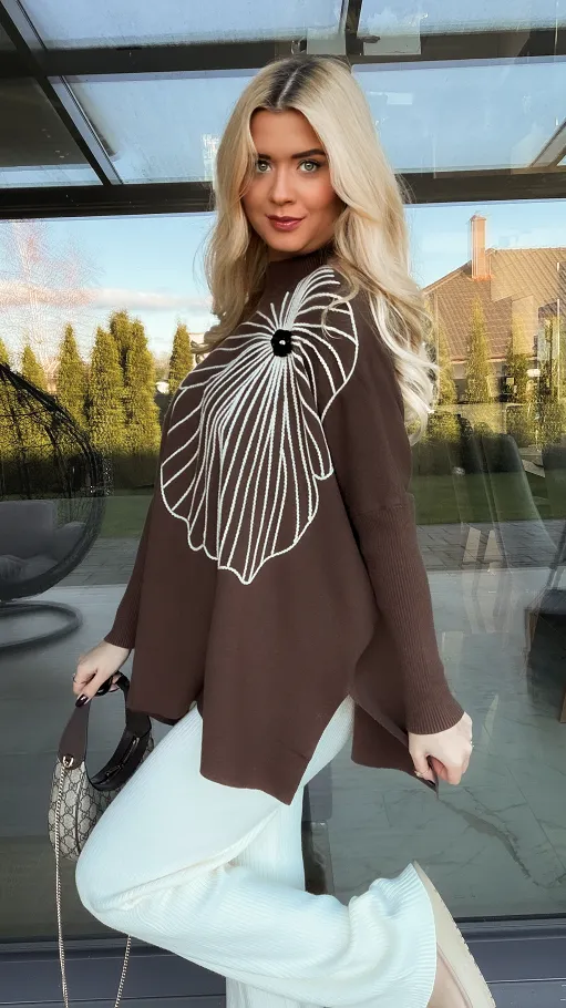 Sweter tunika z kontrastowym kwiatem ONE SIZE brązowy - R331B