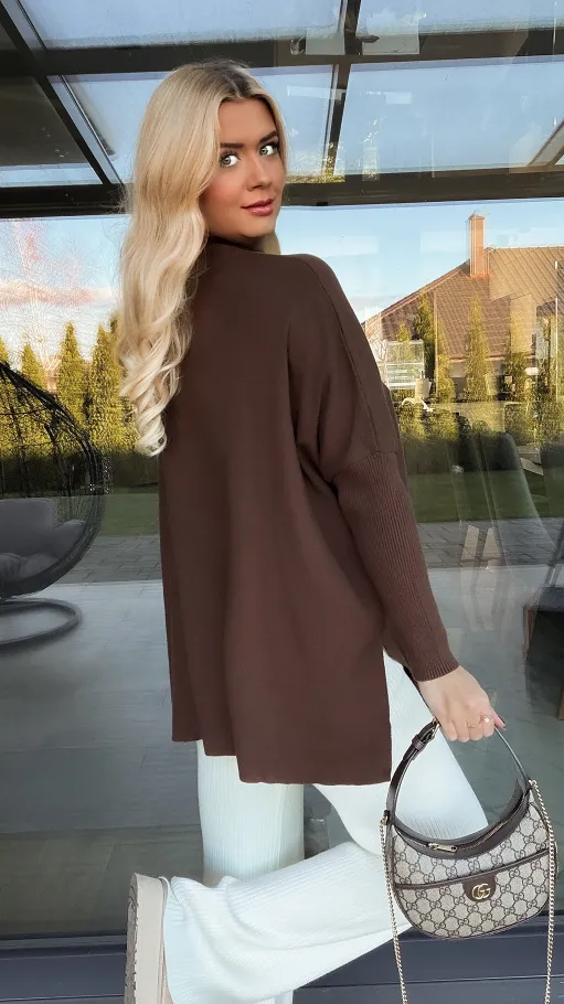 Sweter tunika z kontrastowym kwiatem ONE SIZE brązowy - R331B