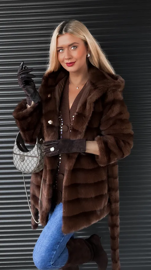 Efektowne czekoladowe futerko w pasy z kapturem ONE SIZE - R320A