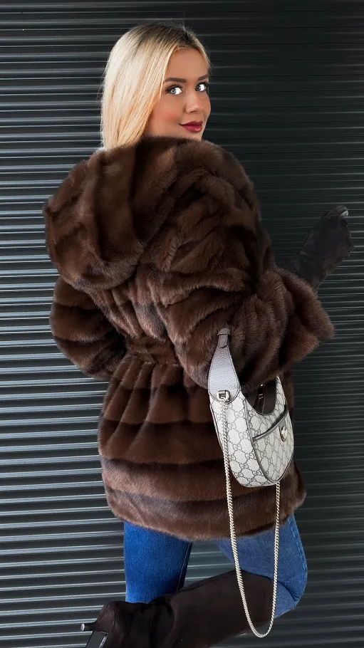 Efektowne czekoladowe futerko w pasy z kapturem ONE SIZE - R320A