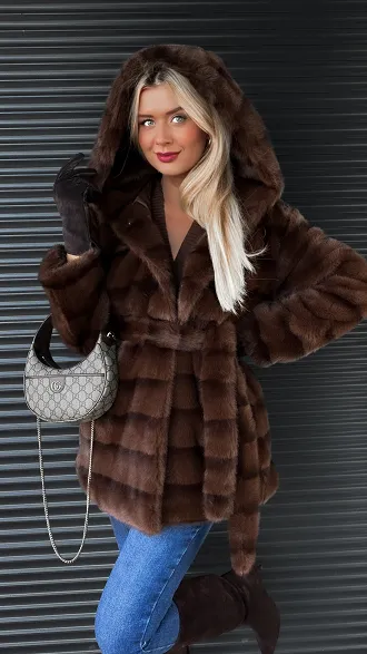 Efektowne czekoladowe futerko w pasy z kapturem ONE SIZE - R320A