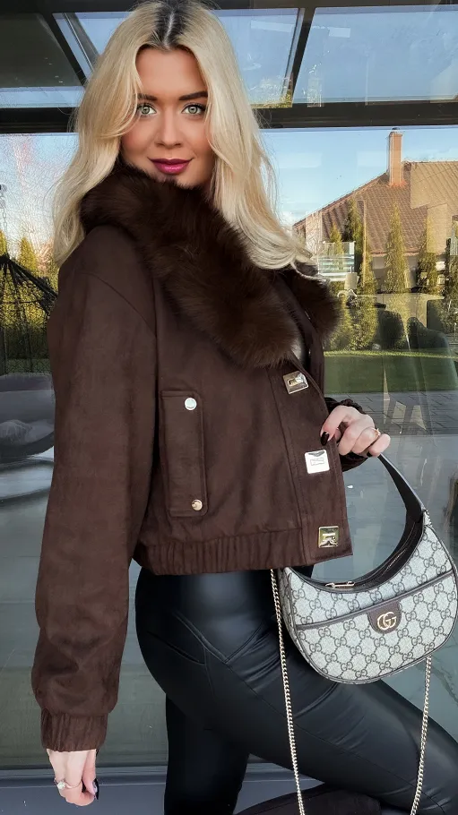 Mięciutka kurtka zamszowa ocieplana futerkiem gorzka CZEKOLADA - R333A