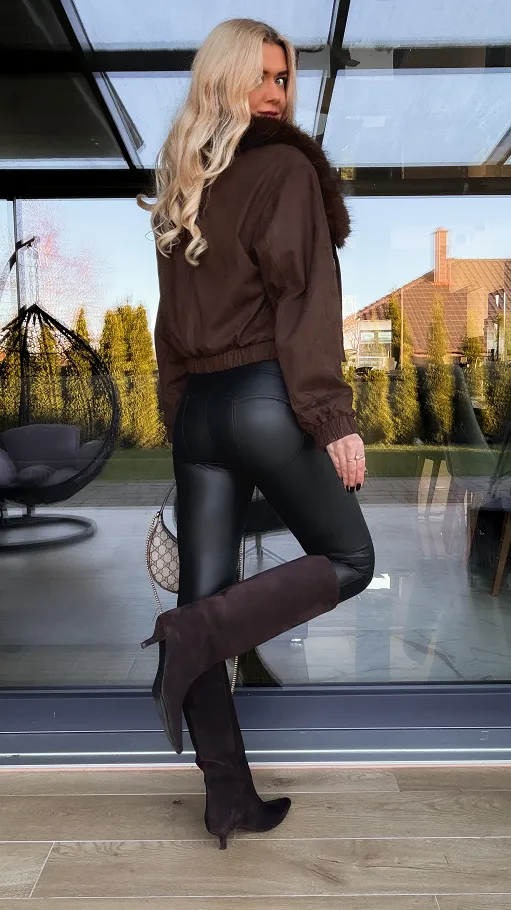 Mięciutka kurtka zamszowa ocieplana futerkiem gorzka CZEKOLADA - R333A