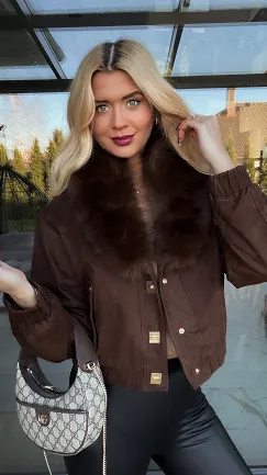 Mięciutka kurtka zamszowa ocieplana futerkiem gorzka CZEKOLADA - R333A