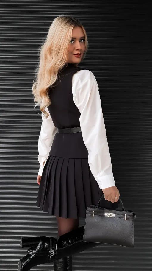 Elegancka czarna sukienka z plisowanym dołem i paskiem - R357