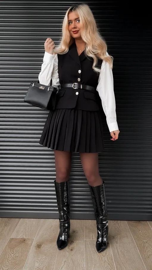 Elegancka czarna sukienka z plisowanym dołem i paskiem - R357