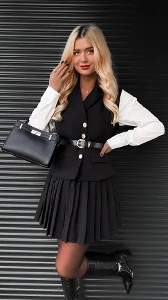 Elegancka czarna sukienka z plisowanym dołem i paskiem - R357