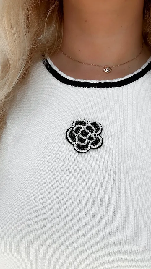 Piękna bluzka dzianinowa z wiskozy z kamelią WHITE - P318