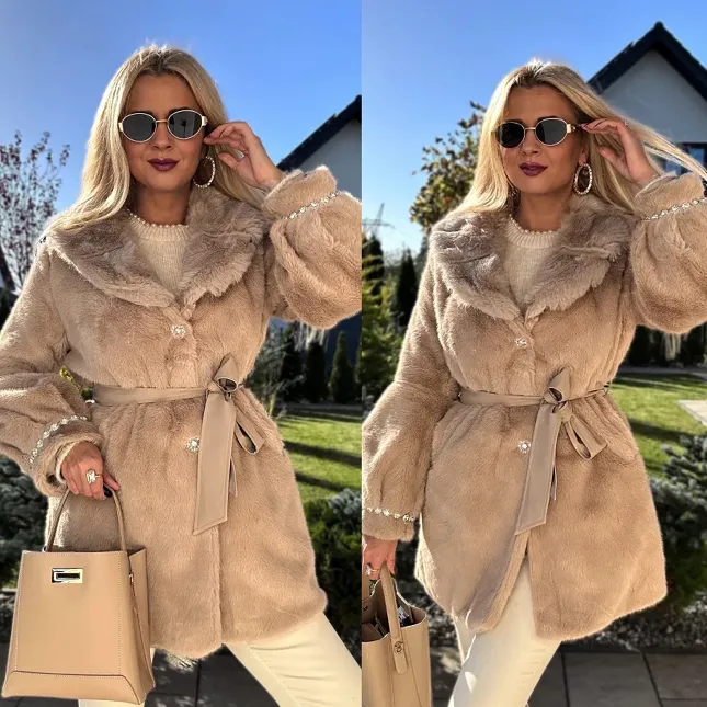 Ekskluzywne beżowe futerko GLAMUR zdobione kryształkami - R326