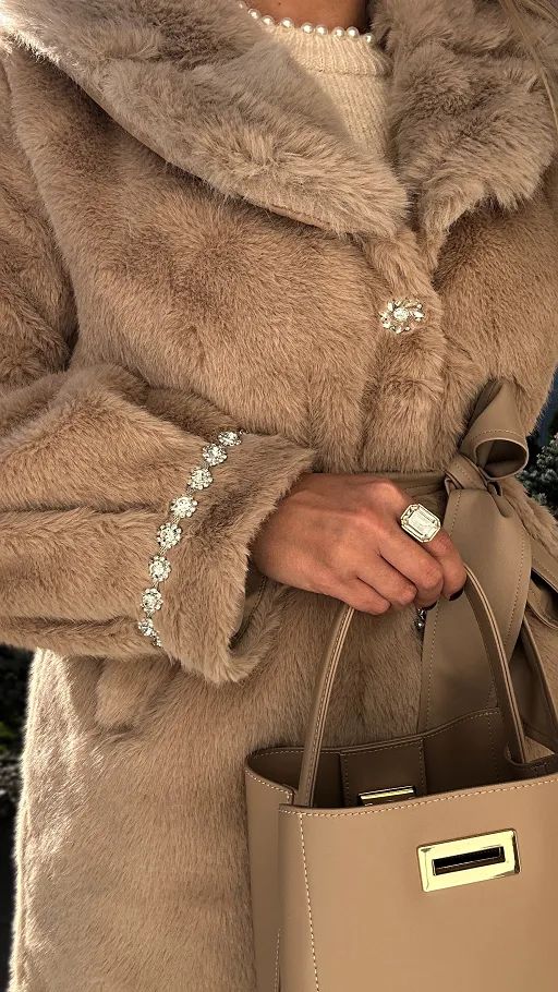 Ekskluzywne beżowe futerko GLAMUR zdobione kryształkami - R326