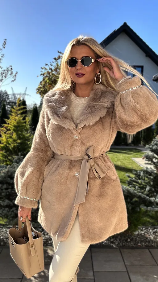 Ekskluzywne beżowe futerko GLAMUR zdobione kryształkami - R326