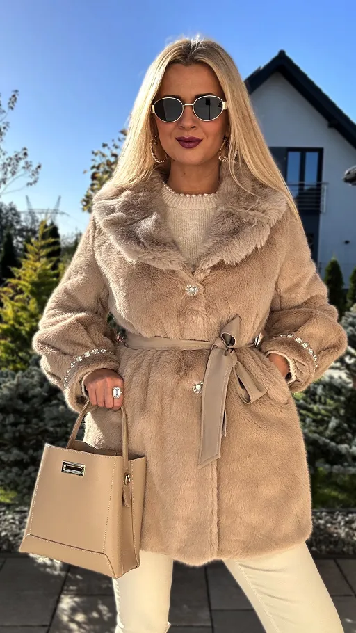 Ekskluzywne beżowe futerko GLAMUR zdobione kryształkami - R326